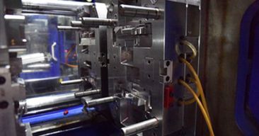 Tvåskotts formsprutning